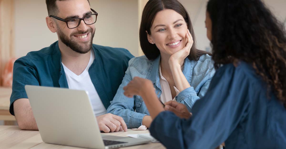 Image-of-a-young-couple-working-with-a-mortgage-lender